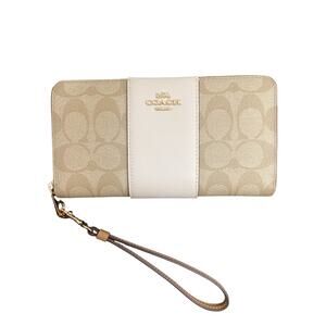NWOT Coach Wristlet Wallet Women’s 1 Size Zipper Closure Many Compartments Beige